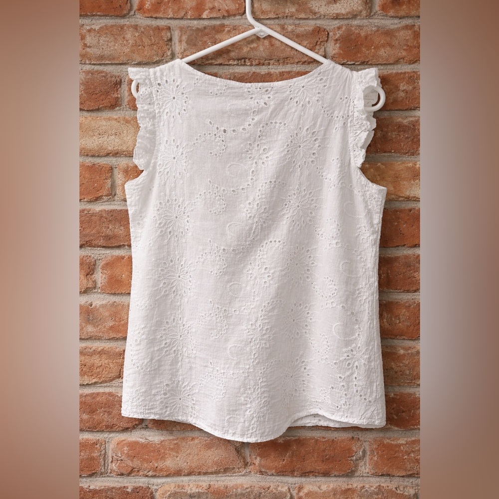 NWT, Valentina Naldi, made in Italy, 100% cotton eyelet top - Picture 2 of 3